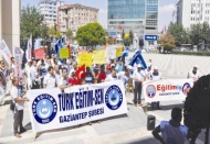 Milli Eğitim Müdürlüğü önüne siyah çelenk bırakıldı