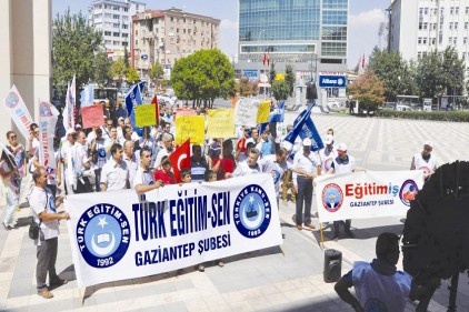 Milli Eğitim Müdürlüğü önüne siyah çelenk bırakıldı