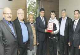 Milli güreşçiye sahip çıktı