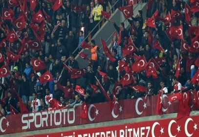 Milli Maçta, Paris Katliamı için saygı duruşunu ıslıkladılar 
