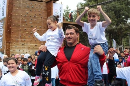 Milli sporcular ve çocuklar birlikte spor yaptı