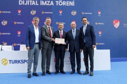 Milli takım ile ilk dijital imza töreni
