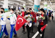 Milliler çiçeklerle karşılandı