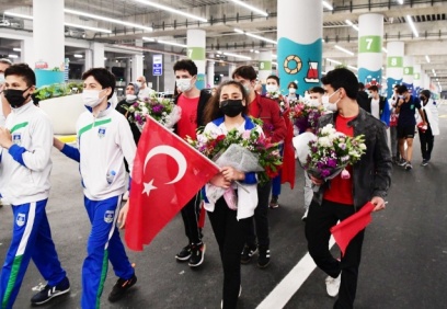 Milliler çiçeklerle karşılandı