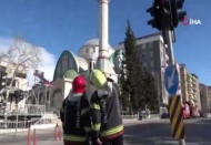 Minare kubbesinin yıkılma anı kameralara yansıdı