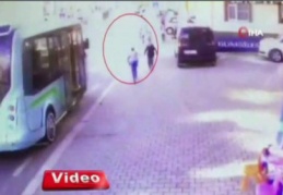 Minibüs ile yarışan çocuğa kamyon çarptı