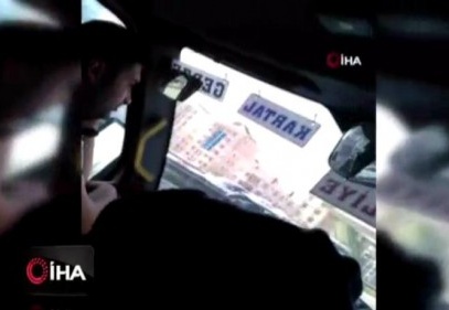 Minibüs şoförünün yolcuların canını hiçe saydığı anlar kamerada