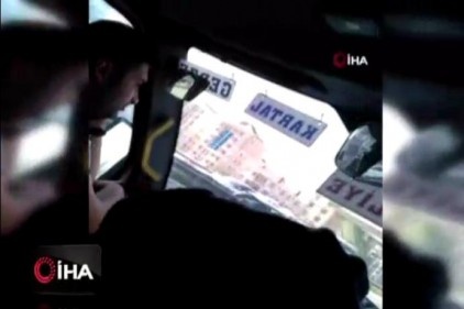 Minibüs şoförünün yolcuların canını hiçe saydığı anlar kamerada