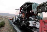 Minibüs su kanalına uçtu: 7 yaralı