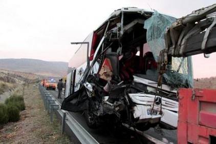 Minibüs su kanalına uçtu: 7 yaralı