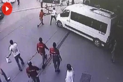 Minibüs sürücüsü kemerle polise saldırdı, polis silahını ateşledi