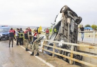 Minibüs takla attı, 5 yaralı var