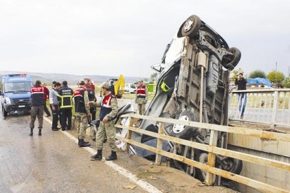 Minibüs takla attı, 5 yaralı var