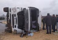 Minibüs, yoldan çıkan tırın altında kalmaktan son anda kurtuldu
