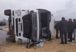 Minibüs, yoldan çıkan tırın altında kalmaktan son anda kurtuldu