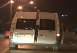 Minibüste bunalınca tehlikeli atraksiyonlara giriştiler