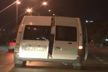 Minibüste bunalınca tehlikeli atraksiyonlara giriştiler