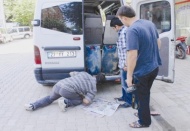 Minibüsün altında kaçak deposu