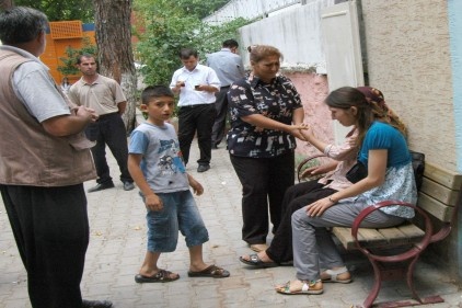 Minibüsün altında kalan çocuk hayatını kaybetti