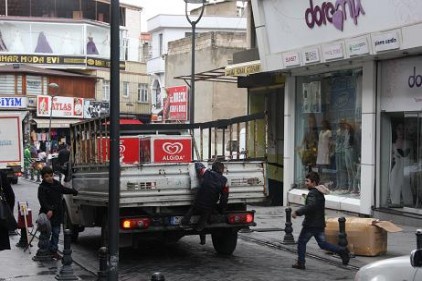 Minibüsün arkasında, heyecanlı ama tehlikeli yolculuk