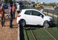 Minibüsün çarptığı otomobil tramvay yoluna girdi 