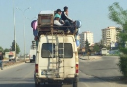 Minibüsün üzerinde yolculuk yapan 4 kişi hakkında yasal işlem yapıldı