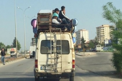 Minibüsün üzerinde yolculuk yapan 4 kişi hakkında yasal işlem yapıldı