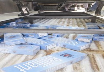 Minibüsün zulasından kaçak sigara çıktı