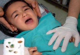 Minik Ayşenur, eline ne geçerse burnuna sokmuş!