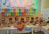 Minik eller, turşu yapmayı öğrendi
