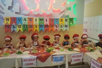 Minik eller, turşu yapmayı öğrendi