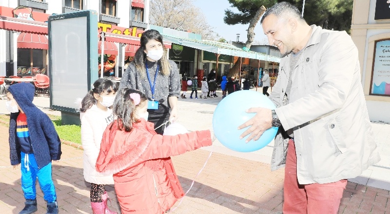 Minik ellerine kocaman sevgilerini sığdırdılar