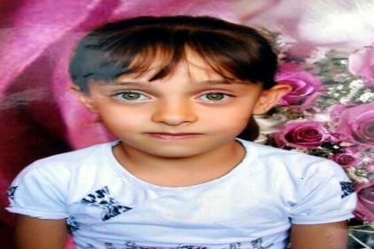 Minik Emine&#8217;nin tek suçu gelin görme merakıymış