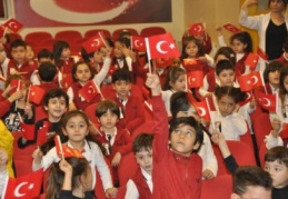 Minik GKV’liler Çanakkale oratoryosunu sahneledi 