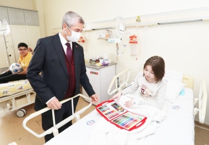 Minik hastaları sevindirdi