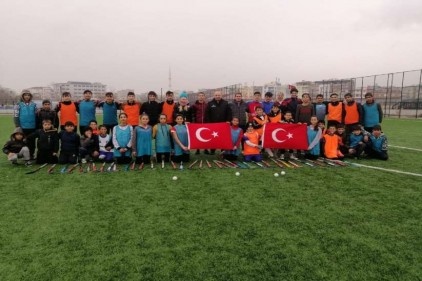 Minik Hokeycilerden İdlib şehitlerine saygı duruşu 