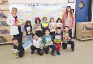 Minik kitap kurtları kütüphanede 