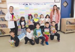 Minik kitap kurtları kütüphanede 
