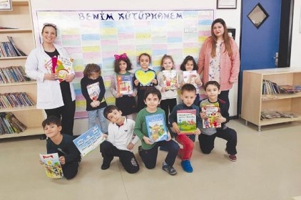 Minik kitap kurtları kütüphanede 