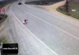 Minik kız seyir halindeki otomobilden düştü