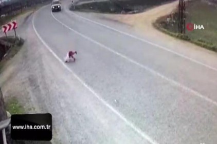 Minik kız seyir halindeki otomobilden düştü