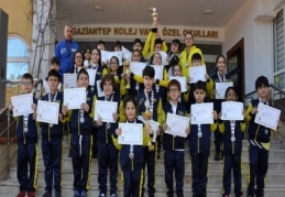 Minik Kulaçlar kupaları okullarına taşıdı 