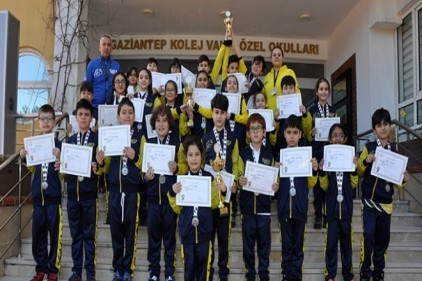 Minik Kulaçlar kupaları okullarına taşıdı 