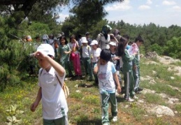 Minik öğrenciler doğa yürüyüşünde 