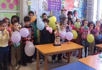 Minik öğrenciler duyu organlarını yakından inceliyor