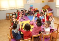 Minik öğrenciler yumurta boyadı