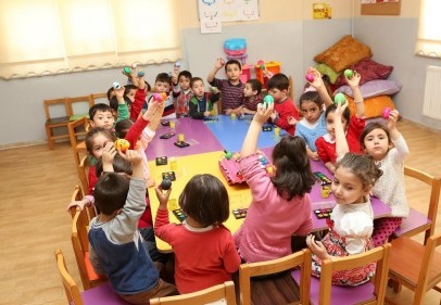 Minik öğrenciler yumurta boyadı