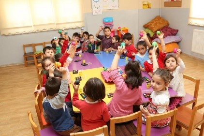 Minik öğrenciler yumurta boyadı