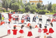 Minik öğrencilere bayram hediyesi verdi