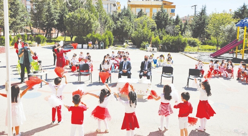 Minik öğrencilere bayram hediyesi verdi